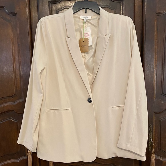 Umgee Jackets & Blazers - UMGEE blazer fully lined w shoulder pads Feels like stretch silk P2P apx 24”
